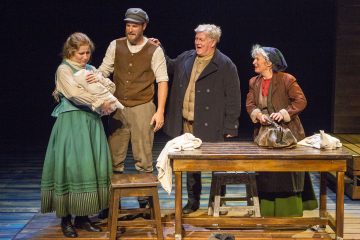 Helsingin Kaupunginteatteri – Myrskyluodon Maija – Kuvassa Laura Alajääski, Aaro Wichmann, Eero Saarinen, Marjut Toivanen – Kuva © Tapio Vanhatalo