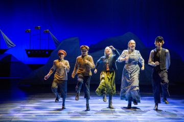 Helsingin Kaupunginteatteri – Myrskyluodon Maija – Kuvassa Kaspian Kallio, Kaapo Kallio, Lotta Pesonen, Jenni Haapanen, Pablo Ounaskari – Kuva © Tapio Vanhatalo