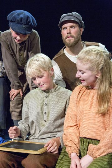 Helsingin Kaupunginteatteri – Myrskyluodon Maija – Kuvassa Kaspian Kallio, Kaapo Kallio, Aaro Wichmann, Lotta Pesonen - Kuva © Tapio Vanhatalo