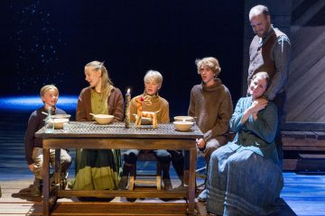 Helsingin Kaupunginteatteri – Myrskyluodon Maija – Kuvassa Kaspian Kallio, Jenni Haapanen, Kaapo Kallio, Pablo Ounaskari, Laura Alajääski, Aaro Wichmann - Kuva © Tapio Vanhatalo