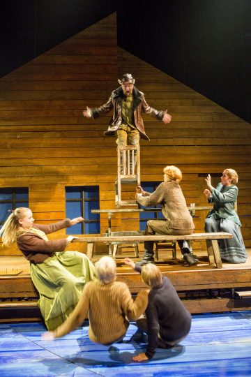 Helsingin Kaupunginteatteri – Myrskyluodon Maija – Kuvassa Jenni Haapanen, Kaapo Kallio, Kaspian Kallio, Antti Timonen, Pablo Ounaskari, Laura Alajääski - Kuva © Tapio Vanhatalo