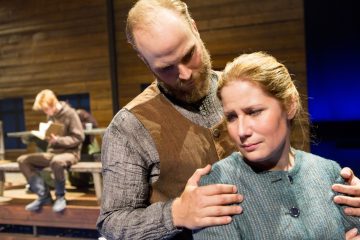 Helsingin Kaupunginteatteri – Myrskyluodon Maija – Kuvassa  Aaro Wichmann ja Laura Alajääski - Kuva © Tapio Vanhatalo