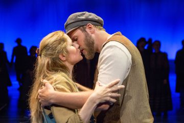 Helsingin Kaupunginteatteri – Myrskyluodon Maija – Kuvassa Laura Alajääski ja Aaro Wichmann – Kuva © Tapio Vanhatalo