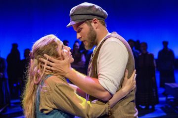 Helsingin Kaupunginteatteri – Myrskyluodon Maija – Kuvassa Laura Alajääski ja Aaro Wichmann – Kuva © Tapio Vanhatalo