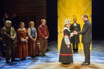 Helsingin Kaupunginteatteri – Myrskyluodon Maija – Kuvassa Eero Saarinen, Leenamari Unho, Anna-Maija Jalkanen, Sami Paasila Laura Alajääski, Mikko Vihma ja Aaro Wichmann – Kuva © Tapio Vanhatalo