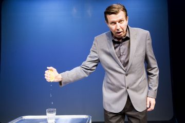 Helsingin Kaupunginteatteri - 
Palvelija - 
Kuvassa: Martti Suosalo - 
Kuva ©Tapio Vanhatalo