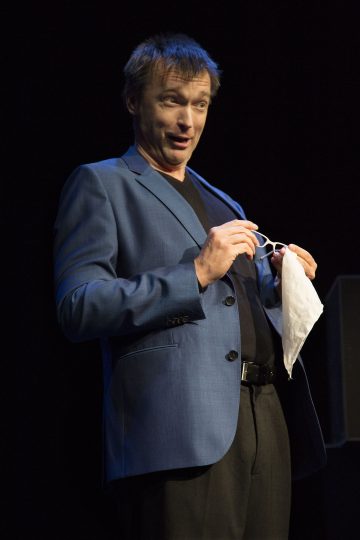 Lilla Teatern - ROBERT JÄGERHORN – PÅ RIKTIGT? - På scenen Robert Jägerhorn - Foto Henrik Schütt