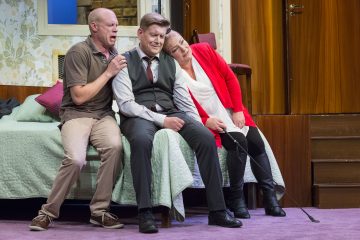 Helsingin Kaupunginteatteri – Palkkamurhaajan painajainen – Kuvassa Iikka Forss, Santeri Kinnunen ja Sanna Saarijärvi – Kuva © Mirka Kleemola