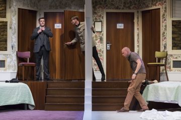 Helsingin Kaupunginteatteri – Palkkamurhaajan painajainen – Kuvassa Santeri Kinnunen, Antti Peltola ja Iikka Forss – Kuva © Mirka Kleemola