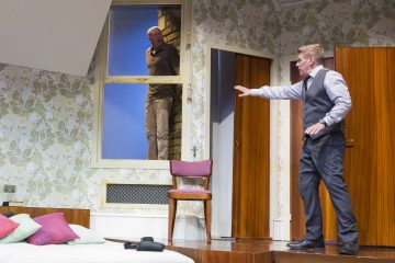 Helsingin Kaupunginteatteri – Palkkamurhaajan painajainen – Kuvassa Iikka Forss ja Santeri Kinnunen – Kuva © Mirka Kleemola