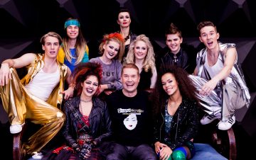 PRINSESSA RUUSUNEN– PALUU TULEVAISUUTEEN – Kuvassa: Janne Saarinen, Melis Yasat, Marco Bjurström, Adela Ogunbor, takana Viljami Rosvall, Elina Kervinen, Pauliina Kiuru, Josefiina Valamo, Paavo Leppäkoski, Alvari Stenbäck – Kuva © Mikki Marjakangas