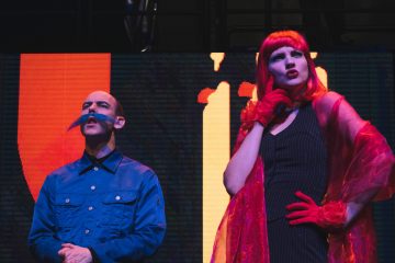 Chickenshed London:
PRINSESSA RUUSUNEN – PALUU TULEVAISUUTEEN – ShedHelsinki-tuotanto – Kuva © Timea Slavic