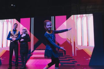 Chickenshed London:
PRINSESSA RUUSUNEN – PALUU TULEVAISUUTEEN – ShedHelsinki-tuotanto – Kuva © Timea Slavic