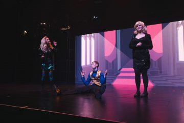 Chickenshed London:
PRINSESSA RUUSUNEN – PALUU TULEVAISUUTEEN – ShedHelsinki-tuotanto – Kuva © Timea Slavic