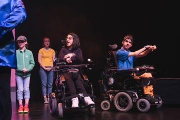 Chickenshed London:
PRINSESSA RUUSUNEN – PALUU TULEVAISUUTEEN – ShedHelsinki-tuotanto – Kuva © Timea Slavic