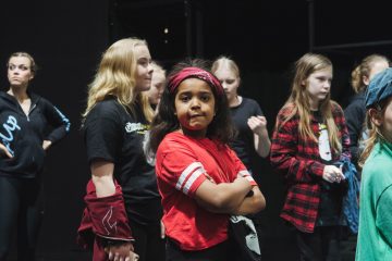 Chickenshed London:
PRINSESSA RUUSUNEN – PALUU TULEVAISUUTEEN – ShedHelsinki-tuotanto – Kuva © Timea Slavic