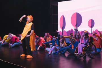 Chickenshed London:
PRINSESSA RUUSUNEN – PALUU TULEVAISUUTEEN – ShedHelsinki-tuotanto – Kuva © Timea Slavic