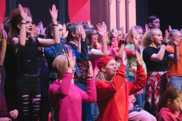 Chickenshed London:
PRINSESSA RUUSUNEN – PALUU TULEVAISUUTEEN – ShedHelsinki-tuotanto – Kuva © Timea Slavic