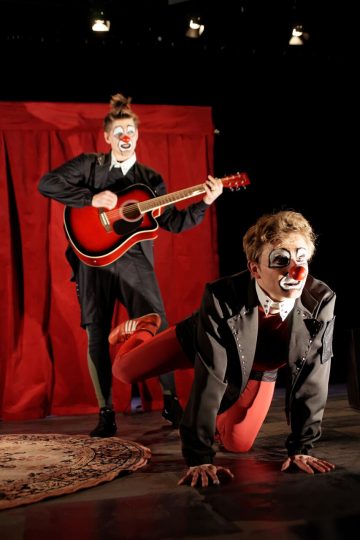 Red Nose Company – Helsingin Kaupunginteatteri – Kuvassa Timo Ruuskanen ja Tuukka Vasama – kuva © Tero Ahonen