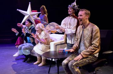 Helsingin Kaupunginteatteri – Aikuisten joulukalenteri – Kuvassa: Jyrki Kasper, Mikko Vihma, Heidi Naakka, Leenamari Unho, Katri Soini, Mikko Paloniemi – Kuva © Marko Mäkinen