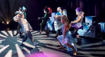 Helsingin Kaupunginteatteri – Aikuisten joulukalenteri – Kuvassa: Katri Soini, Jyrki Kasper, Mikko Paloniemi, Tiina Peltonen, Leenamari Unho, Heidi Naakka, Emilia Nyman – Kuva © Marko Mäkinen