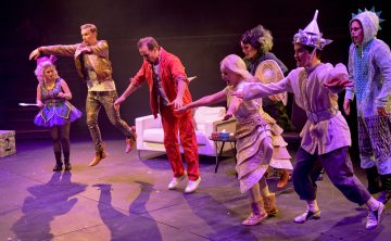 Helsingin Kaupunginteatteri – Aikuisten joulukalenteri – Kuvassa: Emilia Nyman, Mikko Paloniemi, Mikko Vihma, Leenamari Unho, Tiina Peltonen, Katri Soini, Jyrki Kasper – Kuva © Marko Mäkinen