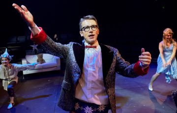 Helsingin Kaupunginteatteri – Aikuisten joulukalenteri – Kuvassa: Katri Soini,  Jyrki Karttunen, Heidi Naakka – Kuva © Marko Mäkinen