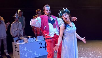 Helsingin Kaupunginteatteri – Aikuisten joulukalenteri – Kuvassa: Edessä Mikko Vihma, Heidi Naakkka, takana Katri Soini, Jyrki Kasper,  Jyrki Karttunen – Kuva © Marko Mäkinen