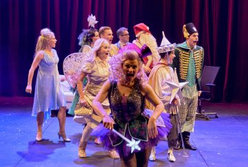 Helsingin Kaupunginteatteri – Aikuisten joulukalenteri – Kuvassa: Heidi Naakka, Tiina Peltonen, Leenamari Unho, Mikko Paloniemi, Jyrki Karttunen, Emilia Nyman, Mikko Vihma, Katri Soini,, Jyrki Kaspe – Kuva © Marko Mäkinen