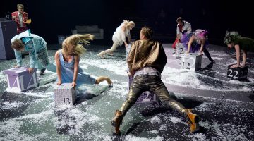 Helsingin Kaupunginteatteri – Aikuisten joulukalenteri – Kuvassa: Jyrki Kasper,  Jyrki Karttunen,  Heidi Naakkka, Leenamari Unho, Mikko Paloniemi, Mikko Vihma, Emilia Nyman, Tiina Peltonen  – Kuva © Marko Mäkinen