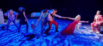 Helsingin Kaupunginteatteri – Aikuisten joulukalenteri – Kuvassa: Leenamari Unho, Tiina Peltonen, Katri Soini, Jyrki Kasper, Mikko Vihma, Heidi Naakka, Jyrki Karttunen – Kuva © Marko Mäkinen