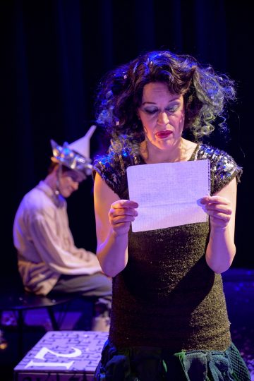 Helsingin Kaupunginteatteri – Aikuisten joulukalenteri – Kuvassa: Tiina Peltonen – Kuva © Marko Mäkinen