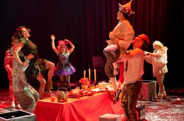 Helsingin Kaupunginteatteri – Aikuisten joulukalenteri – Kuvassa: Tiina Peltonen Emilia Nyman, Katri Soini, Mikko Paloniemi, Leenamari Unho – Kuva © Marko Mäkinen