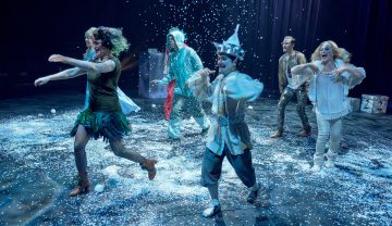 Helsingin Kaupunginteatteri – Aikuisten joulukalenteri – Kuvassa:  Tiina peltonen, Heidi Naakka, Jyrki Kasper, Katri Soini, Mikko Paloniemi, Leenamari Unho – Kuva © Marko Mäkinen