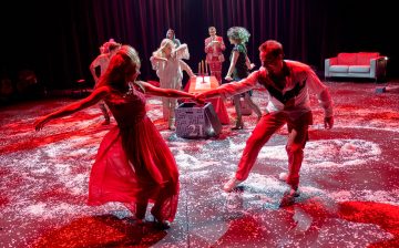 Helsingin Kaupunginteatteri – Aikuisten joulukalenteri – Kuvassa: Edessä Heidi Naakka, Mikko Vihma, takana Leenamari Unho, Jyrki Kasper, Jyrki Karttunen, Tiina Peltonen – Kuva © Marko Mäkinen