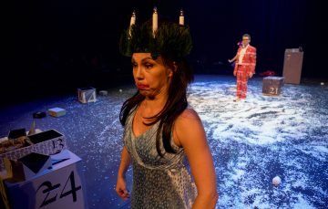 Helsingin Kaupunginteatteri – Aikuisten joulukalenteri – Kuvassa: Heidi Naakka – Kuva © Marko Mäkinen