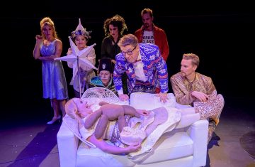 Helsingin Kaupunginteatteri – Aikuisten joulukalenteri – Kuvassa: edessä Leenamari Unho, takana Heidi Naakka, Katri Soini, Jyrki Kasper, Jyrki Karttunen, Mikko Vihma, Mikko Paloniemi – Kuva © Marko Mäkinen