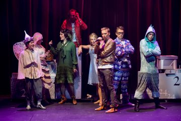 Helsingin Kaupunginteatteri – Aikuisten joulukalenteri – Kuvassa: Katri Soini, Leenamari Unho, Tiina Peltonen, Mikko Vihma, Heidi Naakka,  Mikko Paloniemi,  Jyrki Karttunen, Jyrki Kasper  – Kuva © Marko Mäkinen