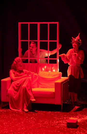 Helsingin Kaupunginteatteri – Aikuisten joulukalenteri – Kuvassa: Heidi Naakka, Mikko Paloniemi, Katri Soini – Kuva © Marko Mäkinen