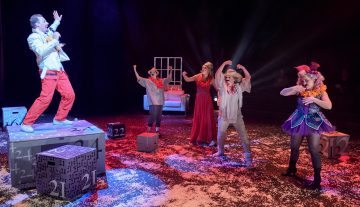 Helsingin Kaupunginteatteri – Aikuisten joulukalenteri – Kuvassa: Mikko Vihma, Katri Soini, Heidi Naakka, Leenamari Unho, Emilia Nyman – Kuva © Marko Mäkinen