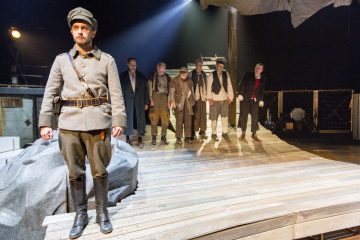 Helsingin Kaupunginteatteri – Suomen hauskin mies – Kuvassa Heikki Ranta, Pekka Huotari, Jari Pehkonen, Pihla Pohjolainen, Petrus Kähkönen, Risto Kaskilahti, Martti Suosalo – Kuva Tapio Vanhatalo