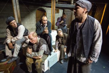 Helsingin Kaupunginteatteri – Suomen hauskin mies – Kuvassa Risto Kaskilahti, Jari Pehkonen, Pekka Huotari, Pihla Pohjolainen, Mikko Reitala, Petrus Kähkönen – Kuva Tapio Vanhatalo