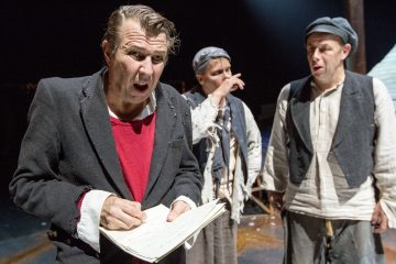 Helsingin Kaupunginteatteri – Suomen hauskin mies – Kuvassa Martti Suosalo, Petrus Kähkönen, Risto Kaskilahti – Kuva Tapio Vanhatalo