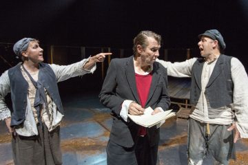 Helsingin Kaupunginteatteri – Suomen hauskin mies – Kuvassa  Petrus Kähkönen, Martti Suosalo, Risto Kaskilahti – Kuva Tapio Vanhatalo