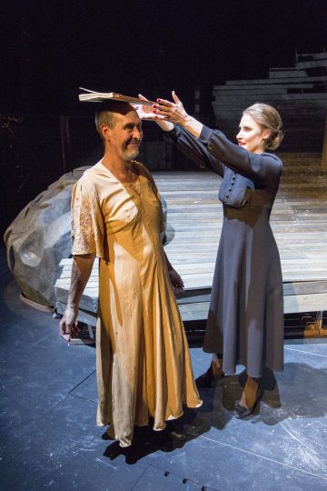 Helsingin Kaupunginteatteri – Suomen hauskin mies – Kuvassa Pekka Huotari ja Vappu Nalbantoglu – Kuva Tapio Vanhatalo