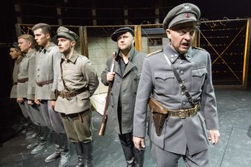 Helsingin Kaupunginteatteri – Suomen hauskin mies – Kuvassa Jesse Mast, Jarkko Soinikoski, Jani Jokinen, Heikki Ranta, Heikki Sankari, Rauno Ahonen – Kuva Tapio Vanhatalo