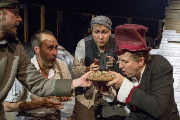 Helsingin Kaupunginteatteri – Suomen hauskin mies – Kuvassa Heikki Ranta, Pekka Huotari, Petrus Kähkönen, Martti Suosalo – Kuva Tapio Vanhatalo