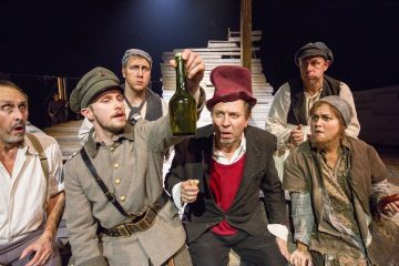 Helsingin Kaupunginteatteri – Suomen hauskin mies – Kuvassa Pekka Huotari, Heikki Ranta, Petrus Kähkönen, Martti Suosalo, Risto Kaskilahti, Pihla Pohjolainen – Kuva Tapio Vanhatalo