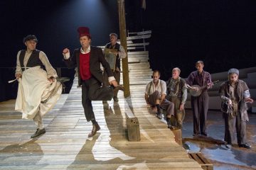 Helsingin Kaupunginteatteri – Suomen hauskin mies – Kuvassa Risto Kaskilahti, Martti Suosalo, Petrus Kähkönen, Pekka Huotari, Jari Pehkonen, Mikko Reitala, PIhla Pohjolainen – Kuva Tapio Vanhatalo