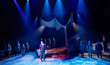 Helsingin Kaupunginteatteri – Suomen hauskin mies – Kuva Tapio Vanhatalo